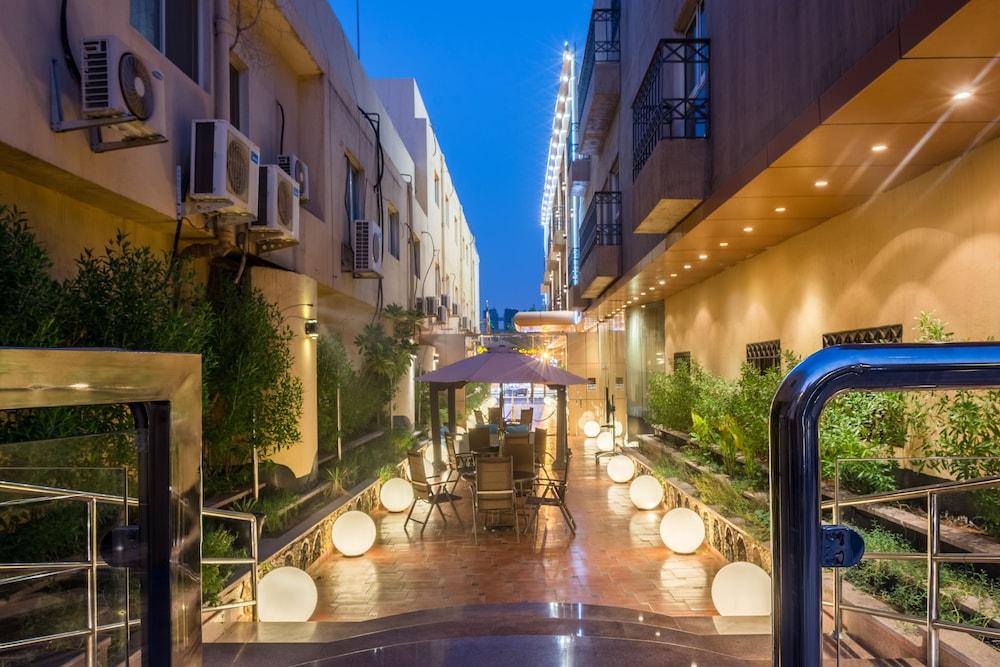 Al Muhaidb Al Takhasosi Suites Riadh Exterior foto